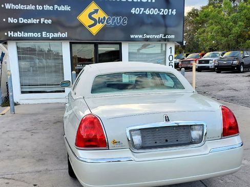 Used 2006 Lincoln Town Car Signature Limited image 13