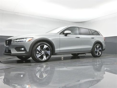 Used 2024 Volvo V60 B5 Cross Country Plus image 38