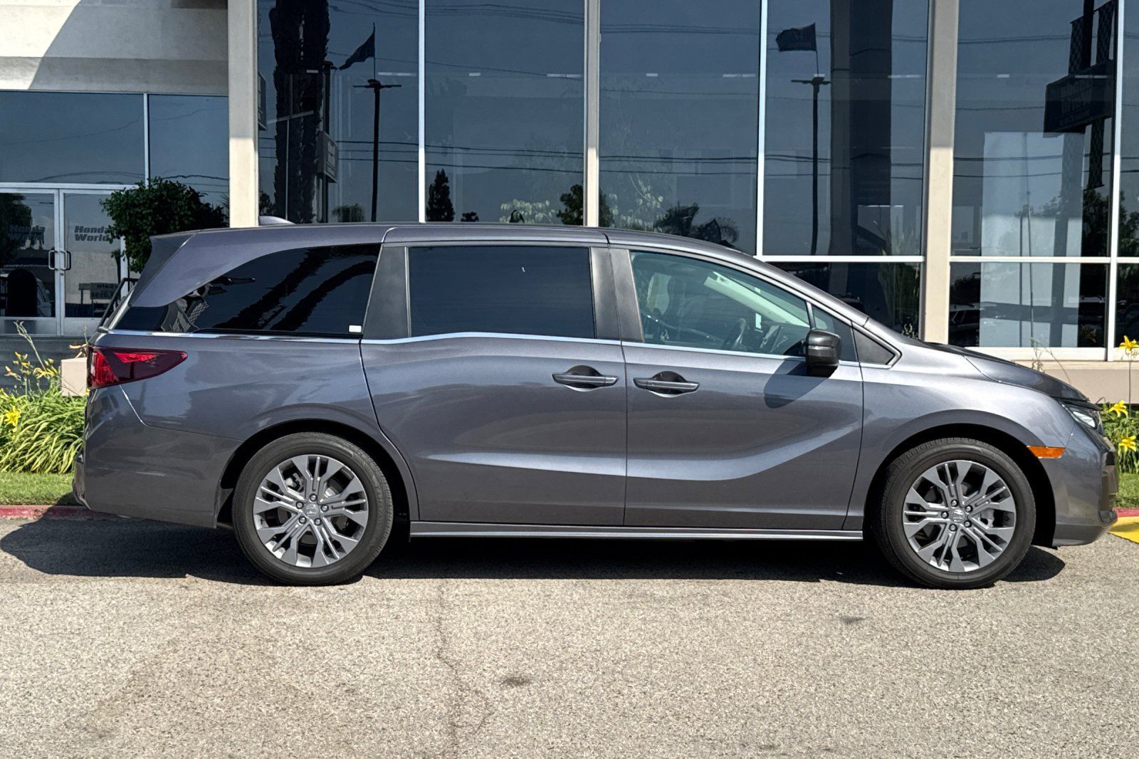 Used 2025 Honda Odyssey Touring image 4