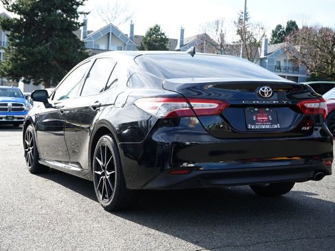 Used 2020 Toyota Camry XLE image 3