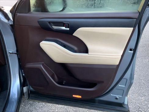 Used 2022 Toyota Highlander XLE image 22