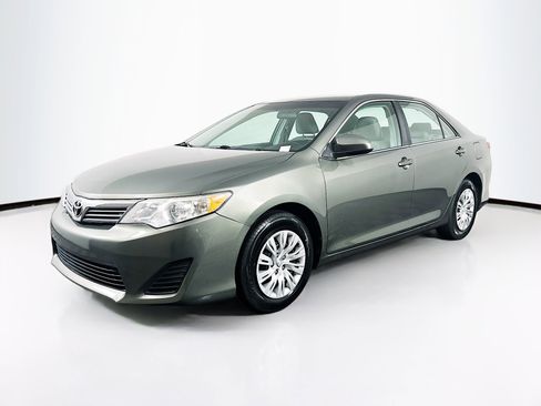 Used 2014 Toyota Camry L image 3