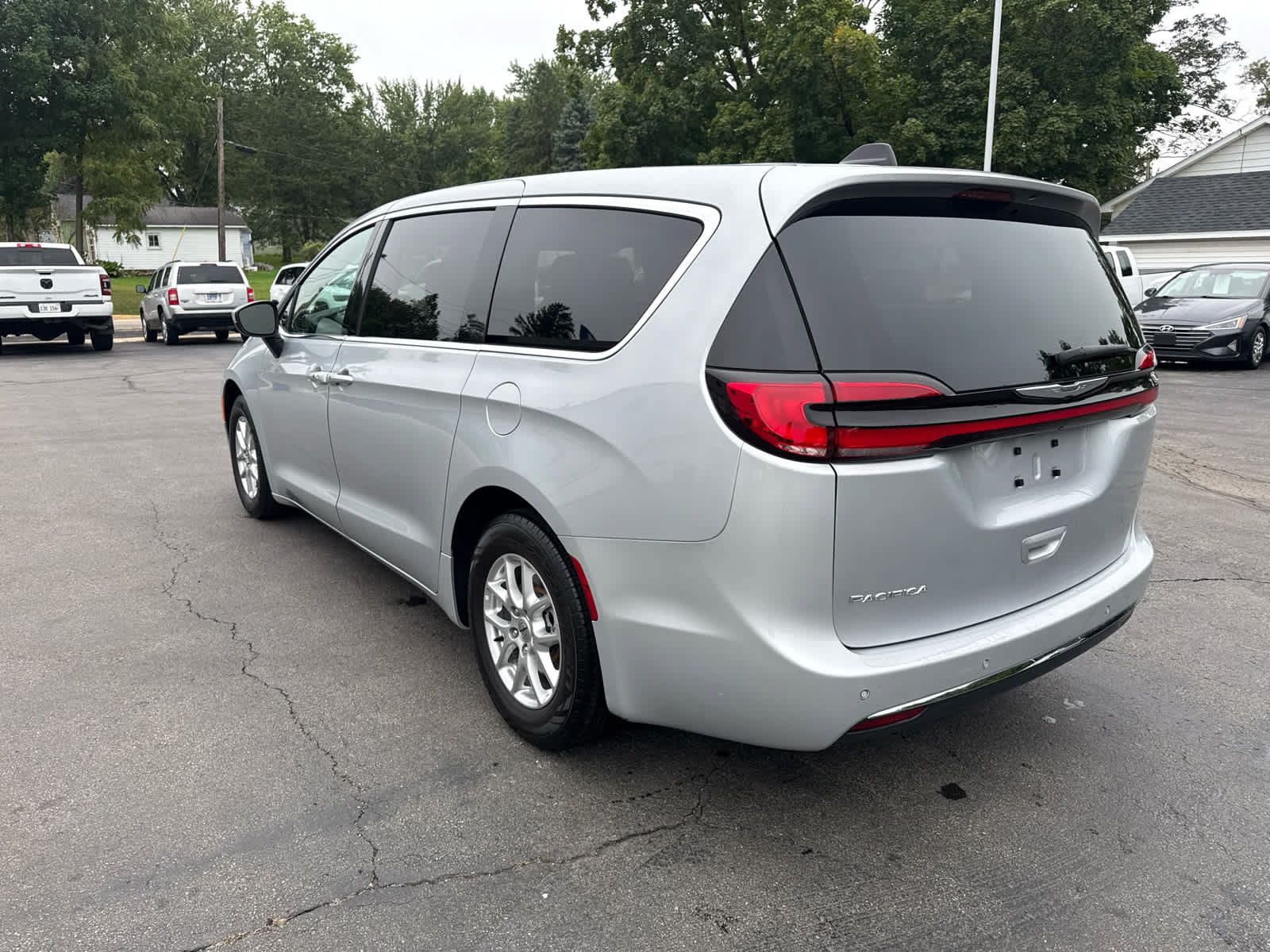 Used 2023 Chrysler Pacifica Touring FWD image 5