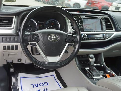 Used 2017 Toyota Highlander XLE AWD/4WD image 17