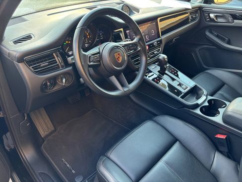 Certified 2024 Porsche Macan image 4