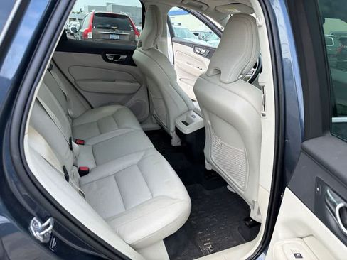 Used 2021 Volvo XC60 T5 Momentum AWD/4WD image 16