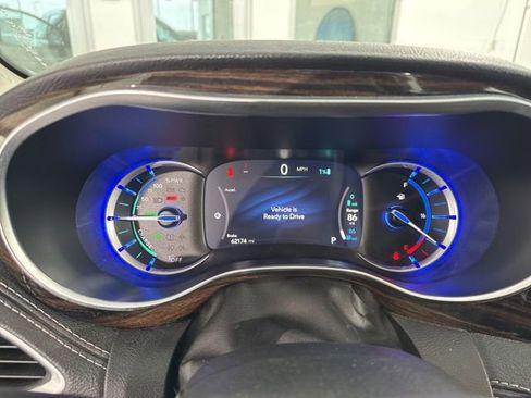 Used 2023 Chrysler Pacifica Limited FWD image 28