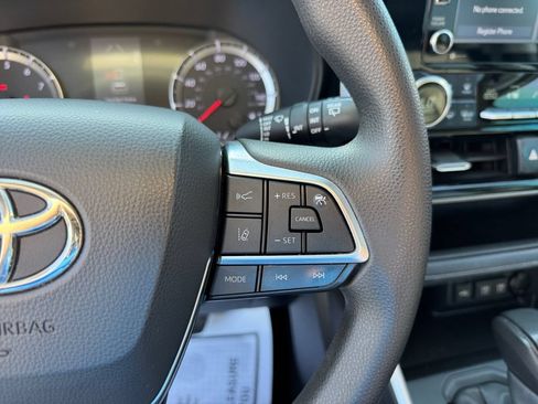Used 2021 Toyota Highlander L FWD image 32