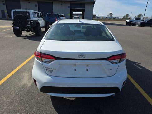 Used 2021 Toyota Corolla LE image 4