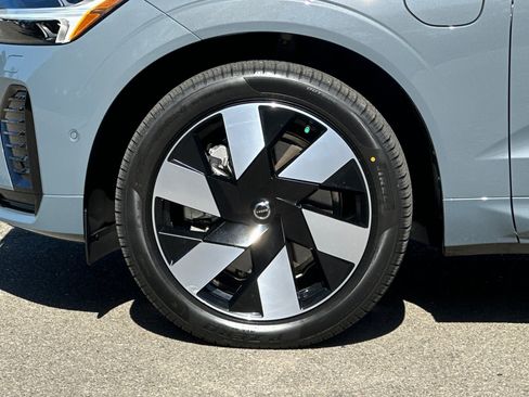 Used 2024 Volvo XC60 T8 Plus w/ Protection Package Premier AWD/4WD image 39