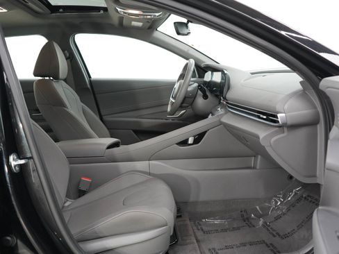 Used 2025 Hyundai Elantra SEL FWD image 11