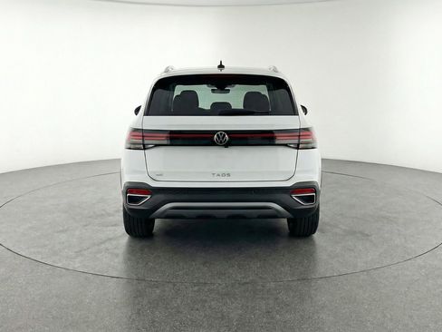 Used 2025 Volkswagen Taos SE image 7