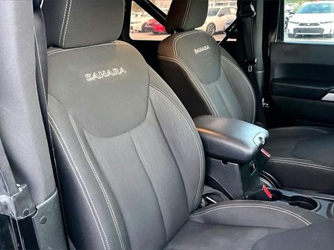 Used 2016 Jeep Wrangler Sahara w/ Connectivity Group image 27