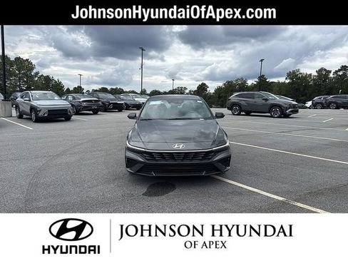 Used 2025 Hyundai Elantra Sport FWD image 11
