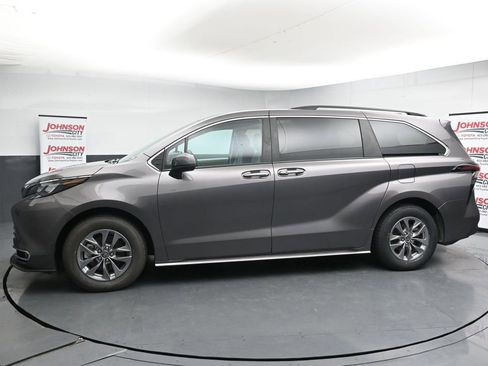 Used 2024 Toyota Sienna XLE FWD image 5