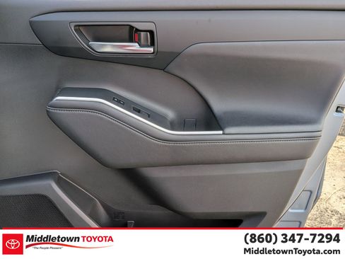 Certified 2024 Toyota Highlander XLE image 35