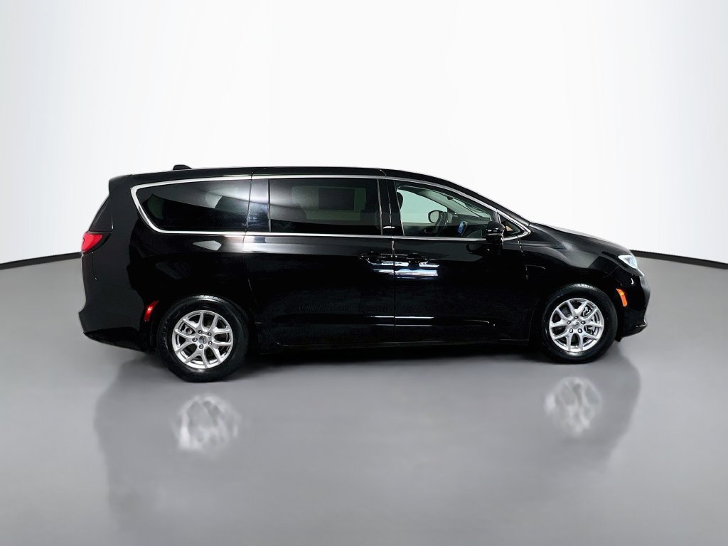Used 2024 Chrysler Pacifica Touring-L FWD image 2