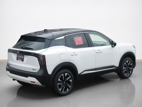 Used 2025 Nissan Kicks SV AWD/4WD image 3
