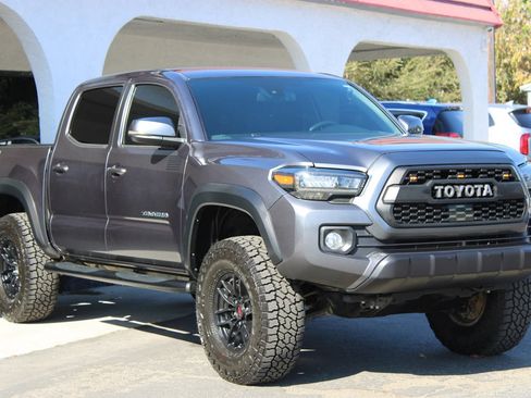 Used 2021 Toyota Tacoma TRD Off-Road w/ Technology Package AWD/4WD image 3