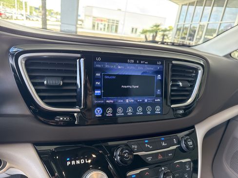 Used 2017 Chrysler Pacifica Touring-L Plus w/ Advanced Safetytec Group FWD image 22