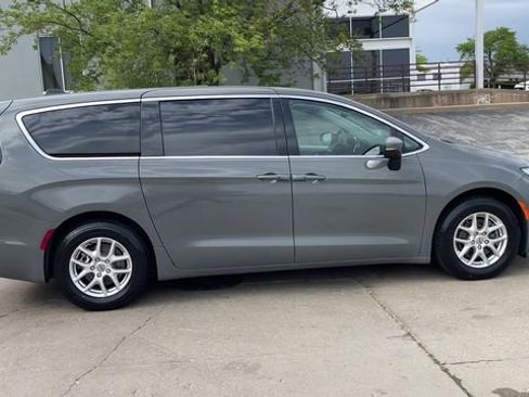 Used 2023 Chrysler Pacifica Touring-L FWD image 9