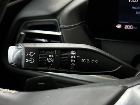 Used 2025 Chevrolet Traverse LT FWD image 24