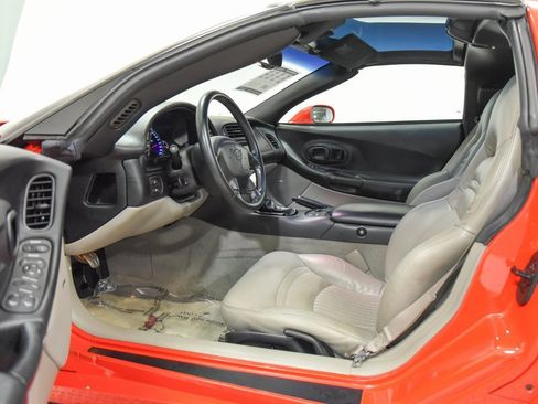 Used 2004 Chevrolet Corvette Coupe w/ Roof Package image 2