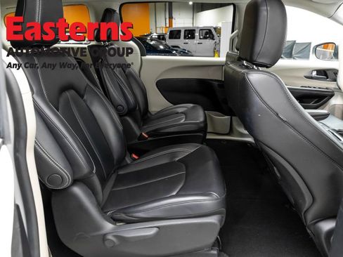 Used 2023 Chrysler Pacifica Touring-L FWD image 24