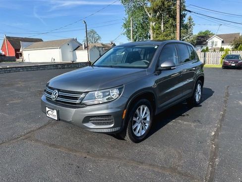 Used 2017 Volkswagen Tiguan Limited w/ Alloy Wheels Package FWD image 3