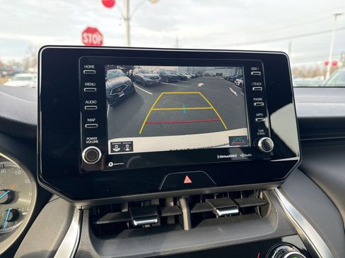 Used 2022 Toyota Venza XLE image 19