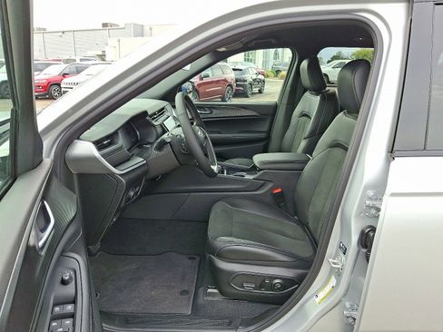 New 2025 Jeep Grand Cherokee Altitude image 7