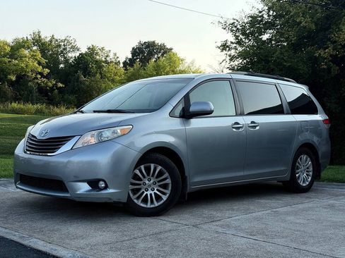 Used 2011 Toyota Sienna XLE FWD image 1