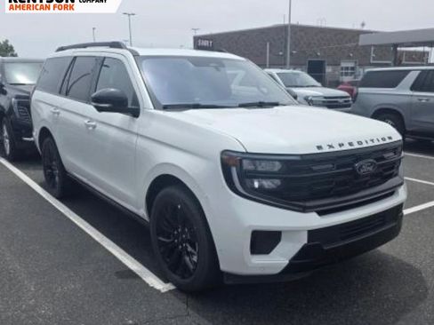 Used 2025 Ford Expedition Platinum w/ Stealth Appearance Package AWD/4WD image 4