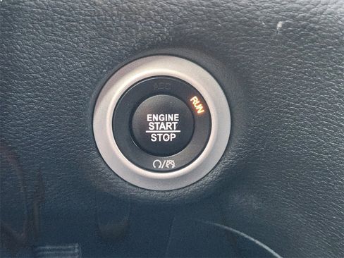 Used 2025 Chrysler Pacifica Limited image 53