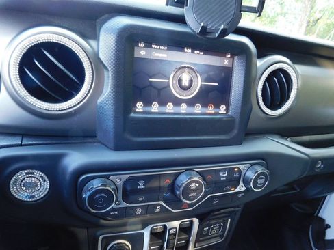 Used 2018 Jeep Wrangler Unlimited Sport S AWD/4WD image 9
