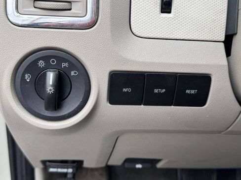 Used 2010 Mercury Mariner Premier image 12