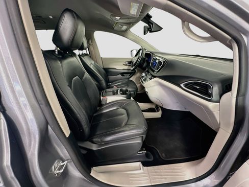 Used 2019 Chrysler Pacifica Touring-L FWD image 34