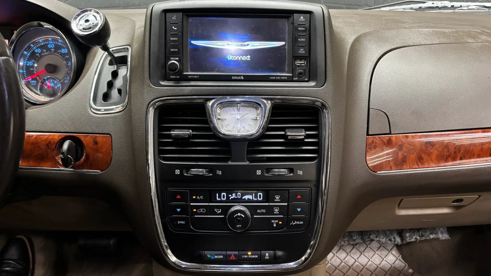 Used 2014 Chrysler Town & Country Touring FWD image 9