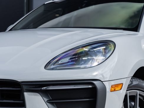 Certified 2023 Porsche Macan image 18
