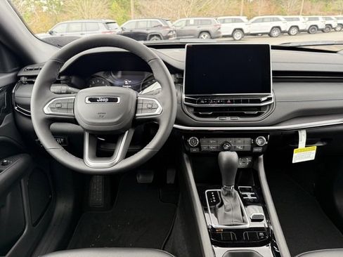 New 2026 Jeep Compass Latitude image 18