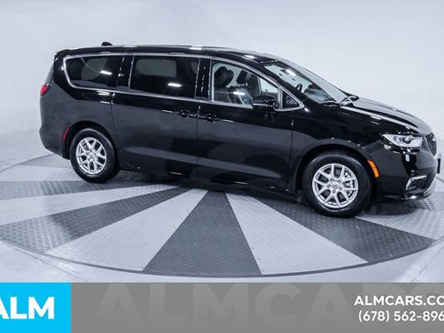 Used 2024 Chrysler Pacifica Touring-L image 13