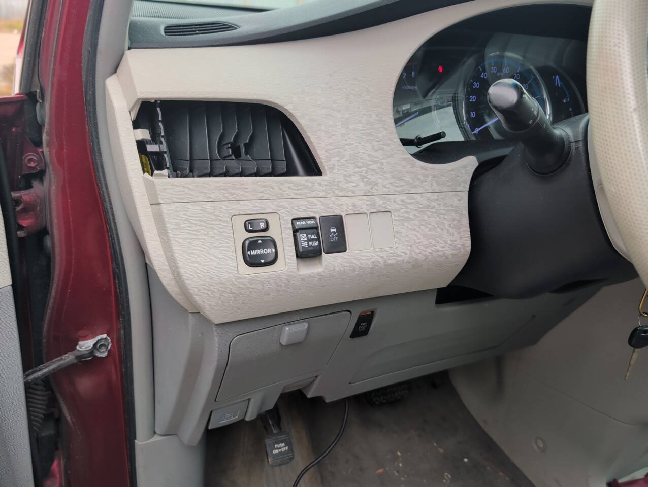 Used 2011 Toyota Sienna XLE w/ Entertainment Pkg FWD image 32