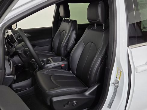 New 2026 Chrysler Pacifica Select image 15