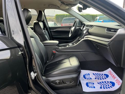 Certified 2024 Jeep Grand Cherokee Limited image 19