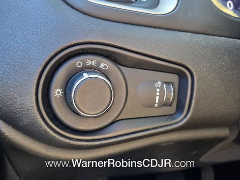 Used 2015 Jeep Renegade Sport w/ Power & Air Group FWD image 28