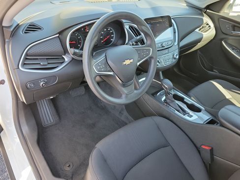 Used 2025 Chevrolet Malibu LT image 3