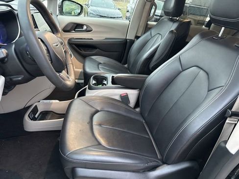 Used 2024 Chrysler Pacifica Touring-L image 9