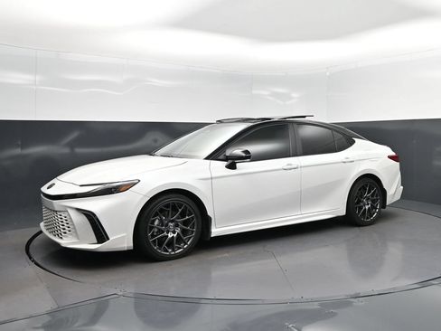 Used 2025 Toyota Camry XSE FWD image 3