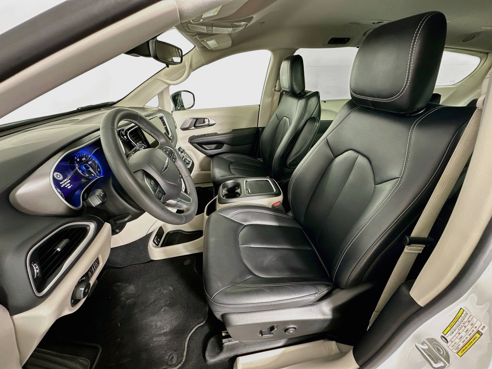 Used 2024 Chrysler Pacifica Touring-L FWD image 13