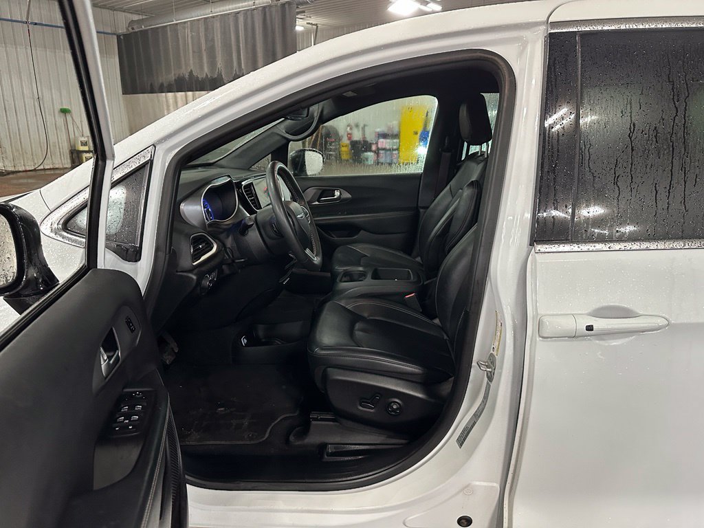 Used 2025 Chrysler Pacifica Select FWD image 10